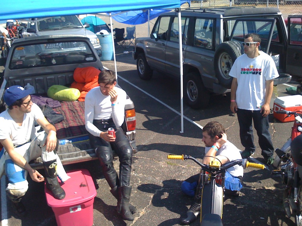 Lots of down time between heats makes for total brotown pit crew. 
